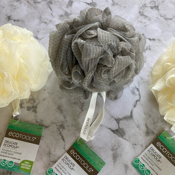 keeping🙃 3 Eco tools eco pouf to gently cleanse entire body. Plus 2 facial mitts - Picture 4 of 8
